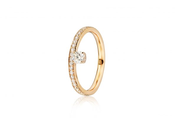 18ct gold White Diamond ring with central Round Brilliant Cut Diamond.