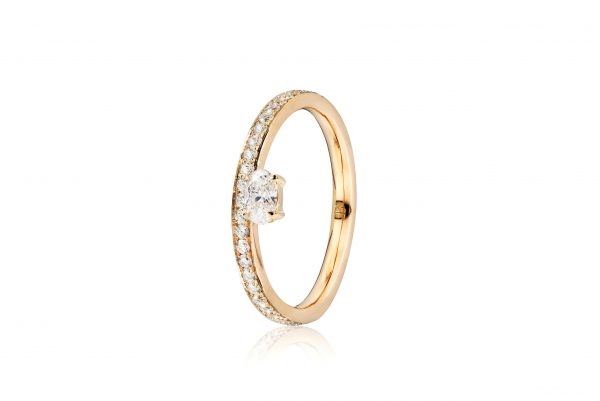 18ct gold White Diamond ring with central Oval Diamond.
