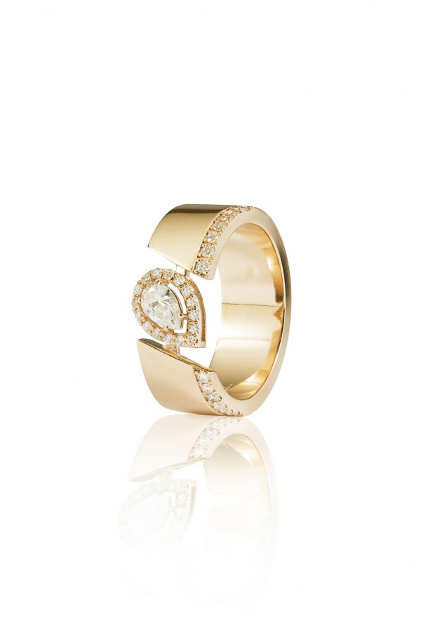 18ct gold White Diamond ring with one central Pear Shaped Diamond