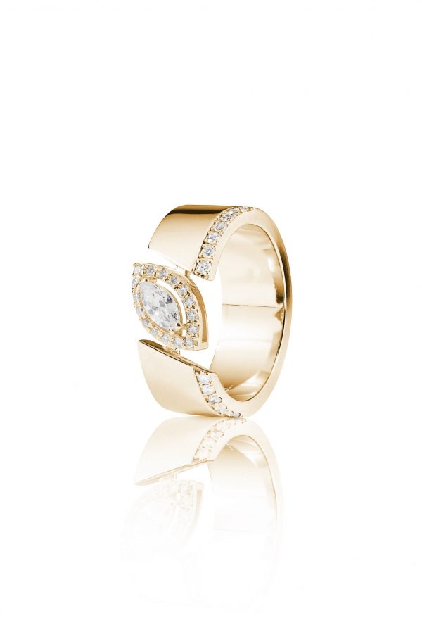 18ct gold White Diamond ring with one central Marquise Cut Diamond