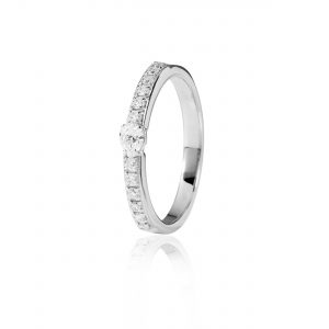 18ct gold White Diamond ring with one central Oval Diamond