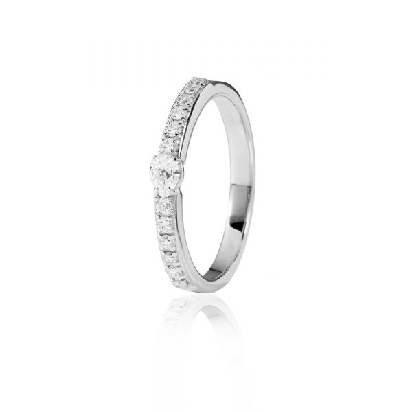 18ct gold White Diamond ring with one central Oval Diamond