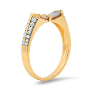 An 18Ct yellow gold ring set with 0.30ct of diamonds and 0.34ct of Mother of Pearl