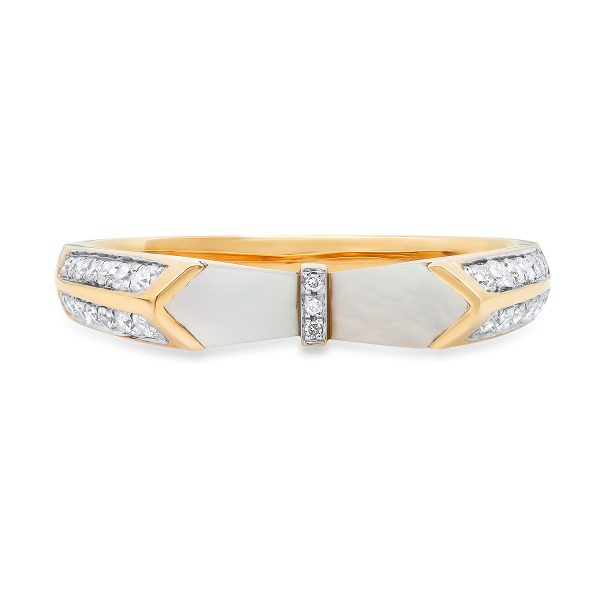 An 18Ct yellow gold ring set with 0.30ct of diamonds and 0.34ct of Mother of Pearl