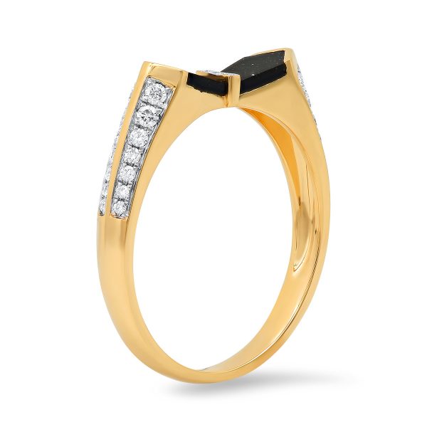 An 18Ct yellow gold ring set with 0.30ct of diamonds and onyx