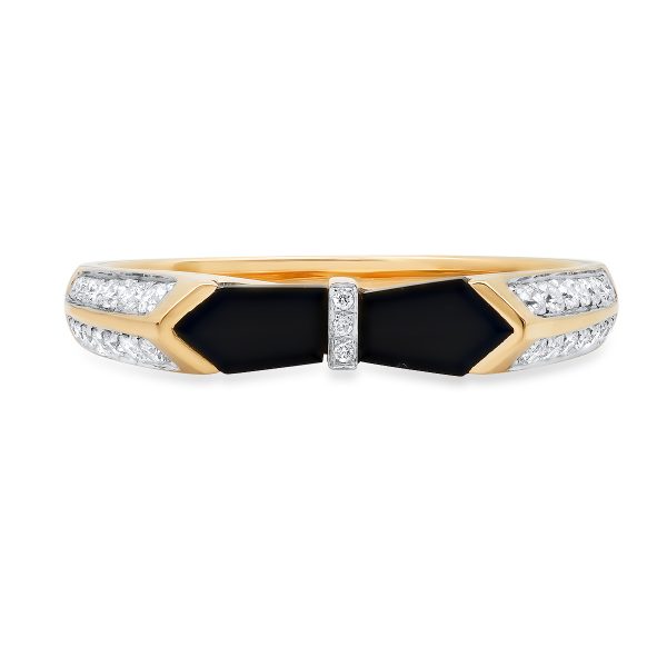 An 18Ct yellow gold ring set with 0.30ct of diamonds and onyx